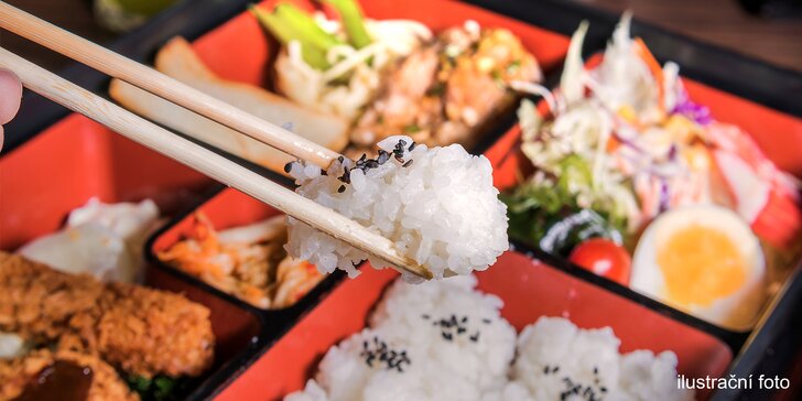Pochutnejte si nejen na rolkách: malý či velký bento sushi box ve skvěle hodnocené restauraci