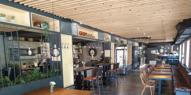 Do restaurace si můžete zajít i na denní menu nebo na večeři v italském stylu (restaurace má vlastní kamennou pec na pizzu). 