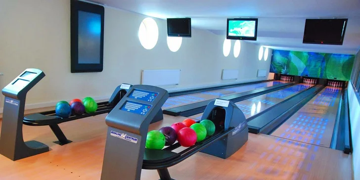Skvělá zábava s výtečným jídlem: Až 2 kg kuřecích tortill a 110 min. bowlingu