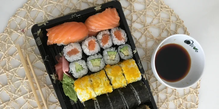 Pestré sushi sety s sebou: 24 ks nebo až 81 kousků i s polévkou a salátem