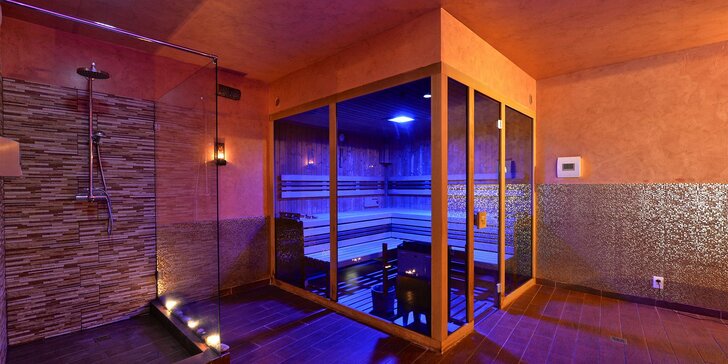 2 hodiny relaxace v privátní vířivce pro 2–4 osoby s láhví sektu a třeba i saunou