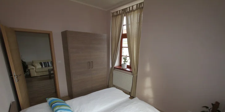  V každém apartmánu je vybavený kuchyňský kout, ty větší mají samostatnou ložnici, v obytné místnosti zvýšené patro s dalším dvojlůžkem.