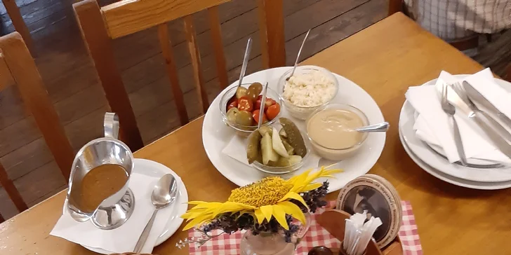 2 kg pečeného vepřového kolena s chlebem, feferonkami, hořčicí a křenem