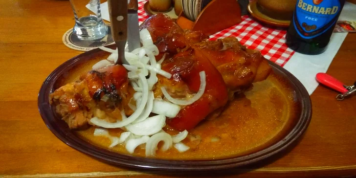 2 kg pečeného vepřového kolena s chlebem, feferonkami, hořčicí a křenem