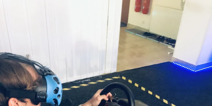 Proměňte se v závodní jezdce na vytuněném simulátoru s VR brýlemi