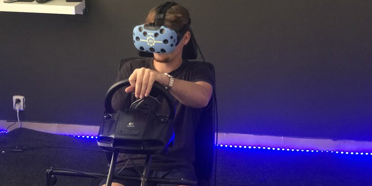 Proměňte se v závodní jezdce na vytuněném simulátoru s VR brýlemi