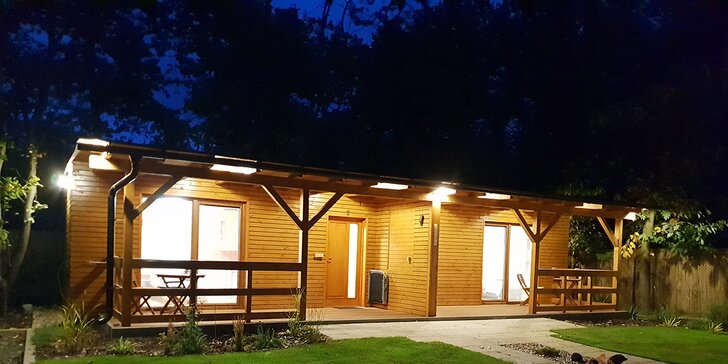 Pobyt v lesním městečku v Kersku: bungalov nebo srubový dům pro 2–6 osob