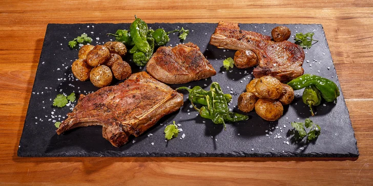1 kg vepřových steaků z vyšlechtěných prasat a brambory grenaille pro 2 osoby