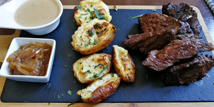 New York steak s omáčkami a pečenými plněnými bramborami pro dva