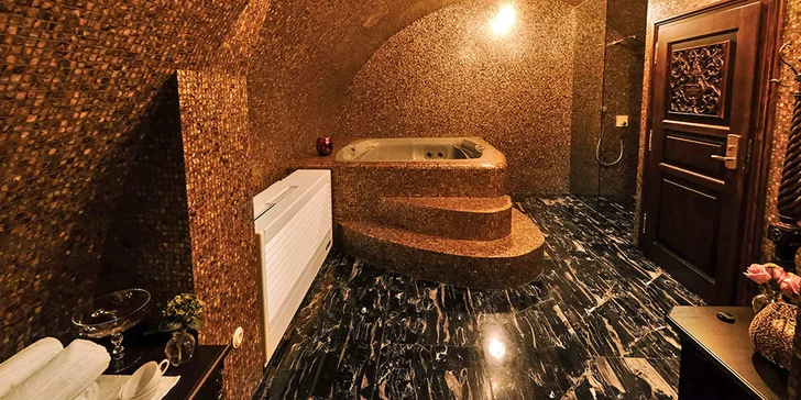 Romantický pobyt v Českém Krumlově: snídaně a privátní wellness s láhví vína
