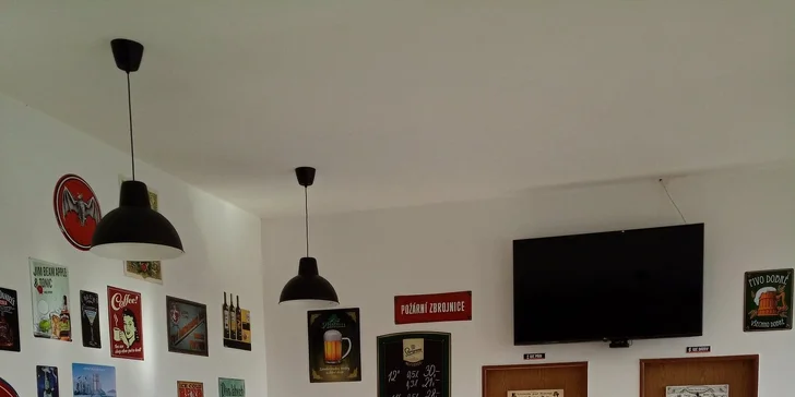 Grilované vepřové koleno na černém pivu a půllitr točeného piva Staropramen 11°