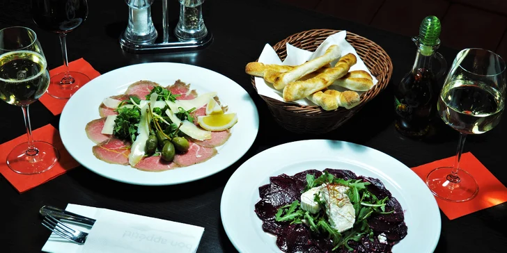 Carpaccio dle výběru, pizza štangle s česnekem i víno pro jednoho či dva