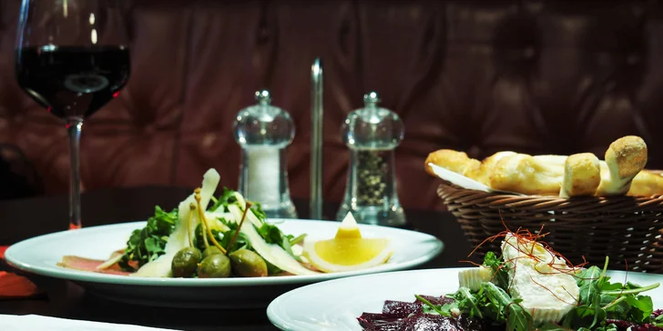 Carpaccio dle výběru, pizza štangle s česnekem i víno pro jednoho či dva
