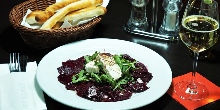 Carpaccio dle výběru, pizza štangle s česnekem i víno pro jednoho či dva