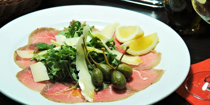 Carpaccio dle výběru, pizza štangle s česnekem i víno pro jednoho či dva