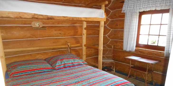 Dvou až třílůžkový pokoj v přízemí s palandou