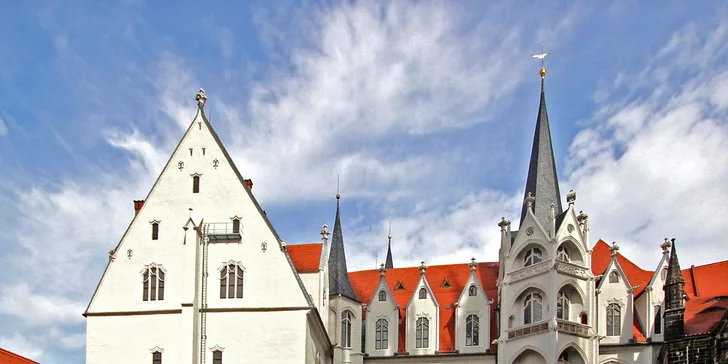Součástí původně středověkého míšenského hradu,je dnes nejstarší saský zámek tvořící Albrechtsburg. V těchto prostorách před 300 lety vznikla první porcelánová manufaktura v Evropě.