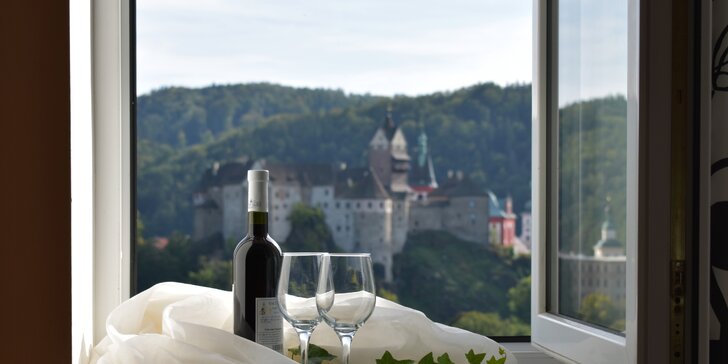 Romantika blízko hradu Loket: pobyt s bohatou snídaní, kávou i lahví vína