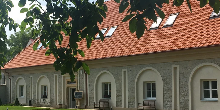 Rodinná usedlost za Prahou: designové ubytování, snídaně i degustační set