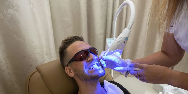 Šetrné bělení zubů s pomocí aktivního uhlí: zářivý úsměv bez peroxidu