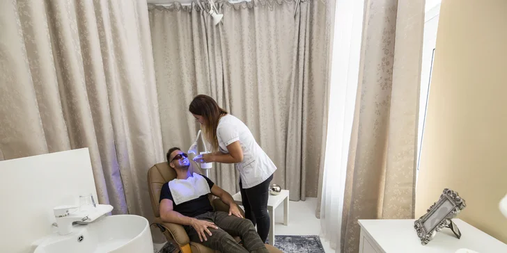 Šetrné bělení zubů s pomocí aktivního uhlí: zářivý úsměv bez peroxidu