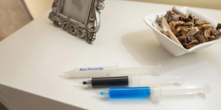 Šetrné bělení zubů s pomocí aktivního uhlí: zářivý úsměv bez peroxidu