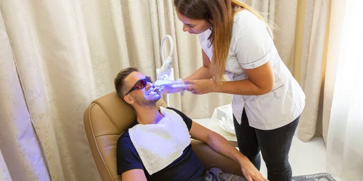 Šetrné bělení zubů s pomocí aktivního uhlí: zářivý úsměv bez peroxidu