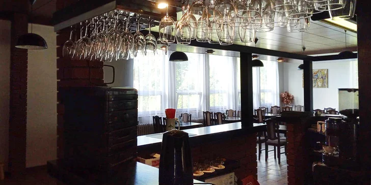 Grilované vepřové koleno na černém pivu a půllitr točeného piva Staropramen 11°