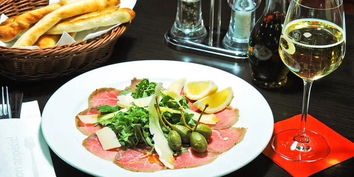 Carpaccio dle výběru, pizza štangle s česnekem i víno pro jednoho či dva