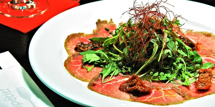Carpaccio dle výběru, pizza štangle s česnekem i víno pro jednoho či dva