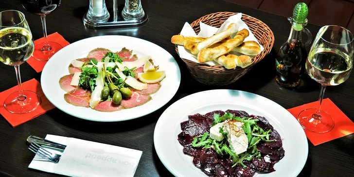 Carpaccio dle výběru, pizza štangle s česnekem i víno pro jednoho či dva