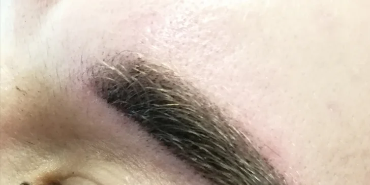 Permanentní make-up: oční linky nebo obočí pudrovou technikou