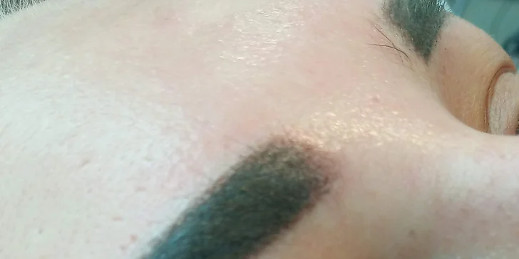Permanentní make-up: oční linky nebo obočí pudrovou technikou