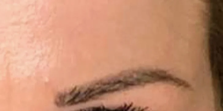 Permanentní make-up: oční linky nebo obočí pudrovou technikou