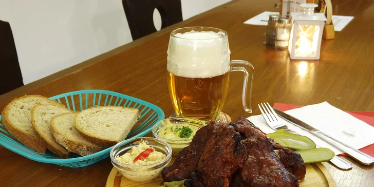 400 g marinovaných vepřových žeber, přílohy a nápoj podle výběru