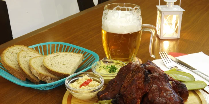 400 g marinovaných vepřových žeber, přílohy a nápoj podle výběru