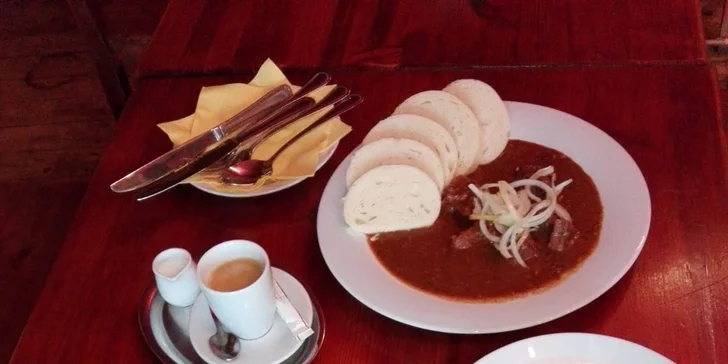 Polední menu v restauraci Flora: polévka, hlavní jídlo i dezert a káva dle výběru