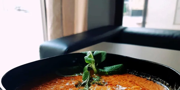 Indické menu s výběrem ze 4 hlavních chodů pro 2 osoby