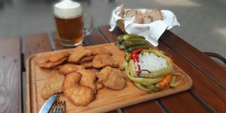 Fošna plná masa: 500 nebo 1000 g kuřecích a vepřových řízků a nálož nakládané zeleniny