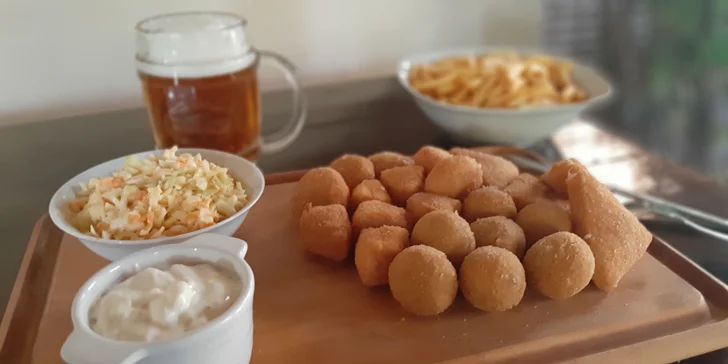 Fošna plná smažených sýrů, hranolky a coleslaw: ½ nebo rovnou 1 kg eidamu, hermelínu, nivy i tvarůžků