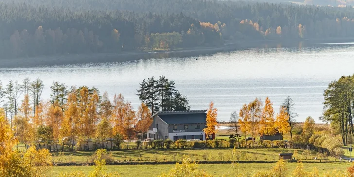 Relaxační pobyt u Lipna pro dva: snídaně, káva a zákusek i 60 min. na kajaku, kánoi či lodi