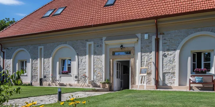 Rodinná usedlost za Prahou: designové ubytování, snídaně i degustační set