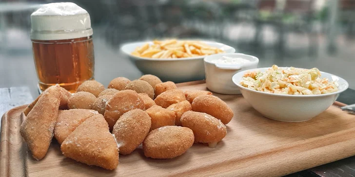 Fošna plná smažených sýrů, hranolky a coleslaw: ½ nebo rovnou 1 kg eidamu, hermelínu, nivy i tvarůžků