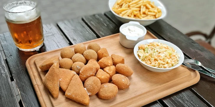 Fošna plná smažených sýrů, hranolky a coleslaw: ½ nebo rovnou 1 kg eidamu, hermelínu, nivy i tvarůžků