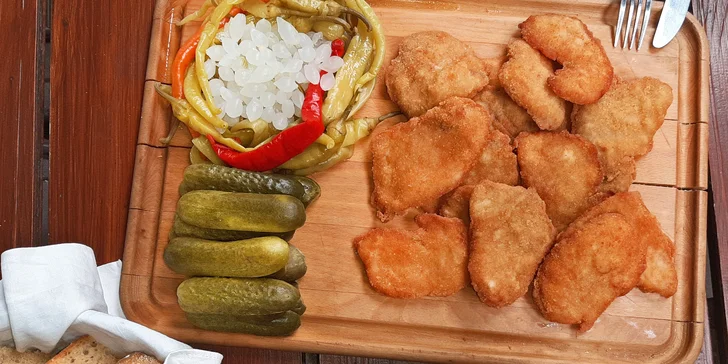 Fošna plná masa: 500 nebo 1000 g kuřecích a vepřových řízků a nálož nakládané zeleniny