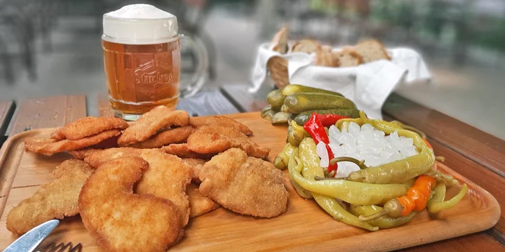 Fošna plná masa: 500 nebo 1000 g kuřecích a vepřových řízků a nálož nakládané zeleniny