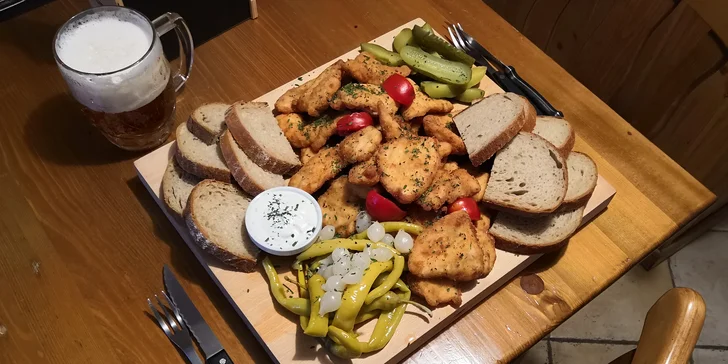 Řízkobraní v 8OSMĚ: 0,5 kg až 2 kg kuřecích řízečků s chlebem a česnekovým dipem