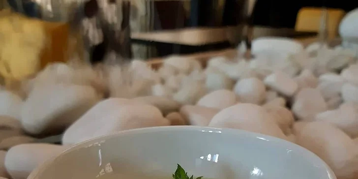 Indický vegetariánský nebo kuřecí burger a hranolky pro 1 i 2 osoby