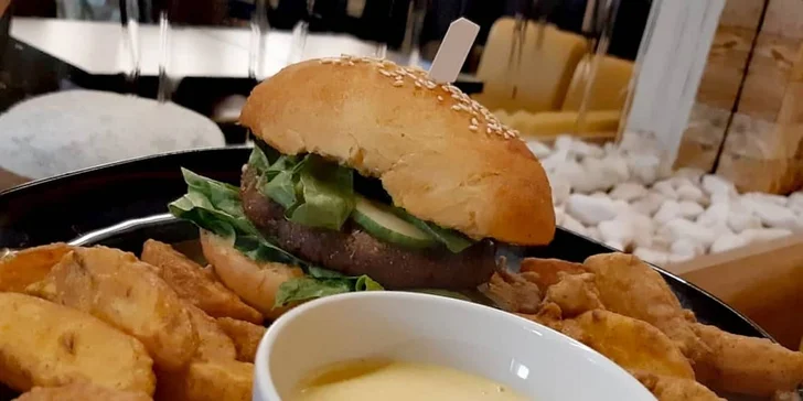 Indický vegetariánský nebo kuřecí burger a hranolky pro 1 i 2 osoby