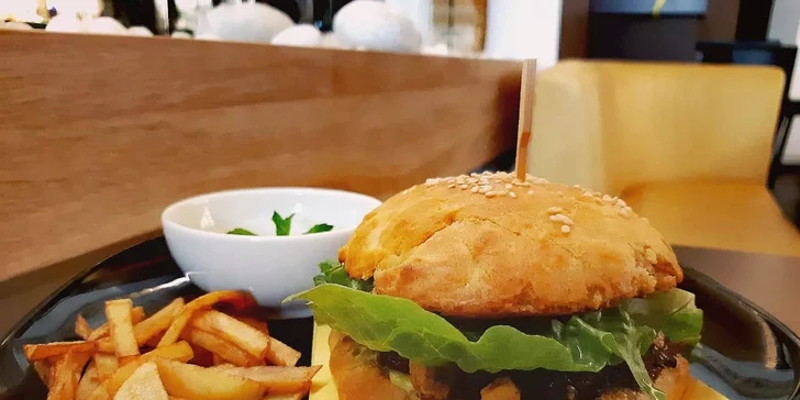 Indický vegetariánský nebo kuřecí burger a hranolky pro 1 i 2 osoby